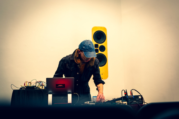 Diane Oxide performing live at Mirror Lab.