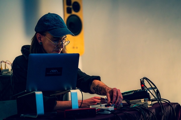 Diane Oxide performing live at Mirror Lab.